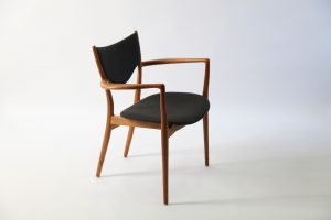 Kursi jati yang sangat ikonik karya designer denmark