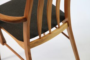 kursi kayu makan jati unik dan ikonik