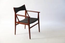 Kursi makan dengan tanganan untuk resto atau cafe